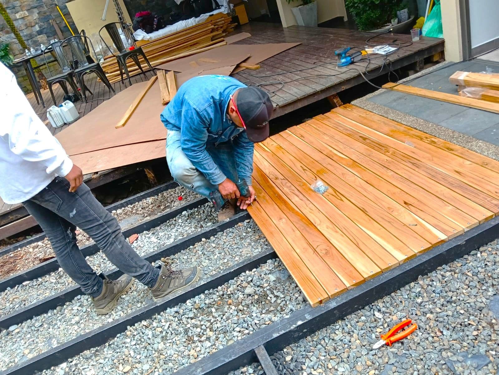 Pérgola con cubierta de vidrio y deck en madera