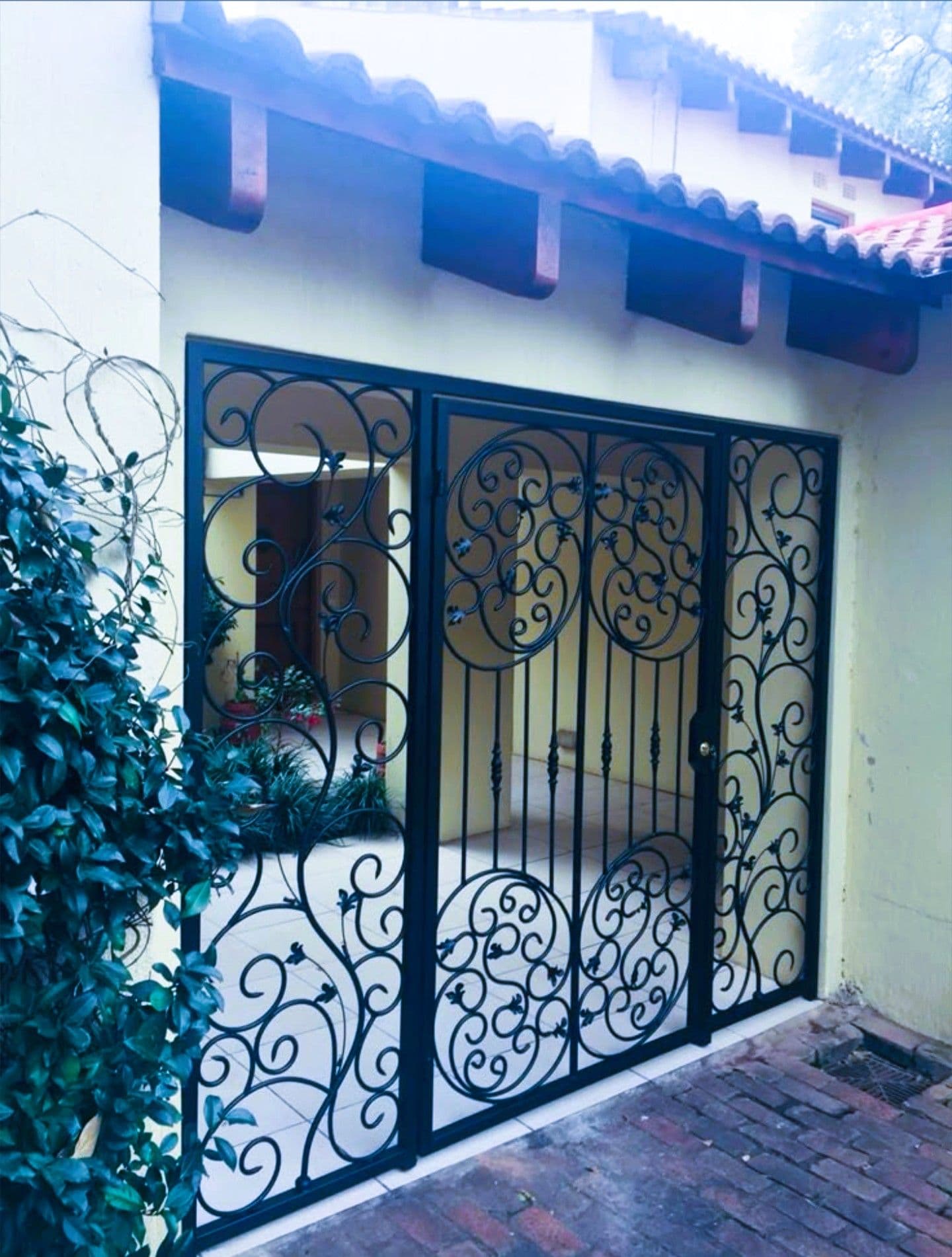 Fachada con herrería ornamental