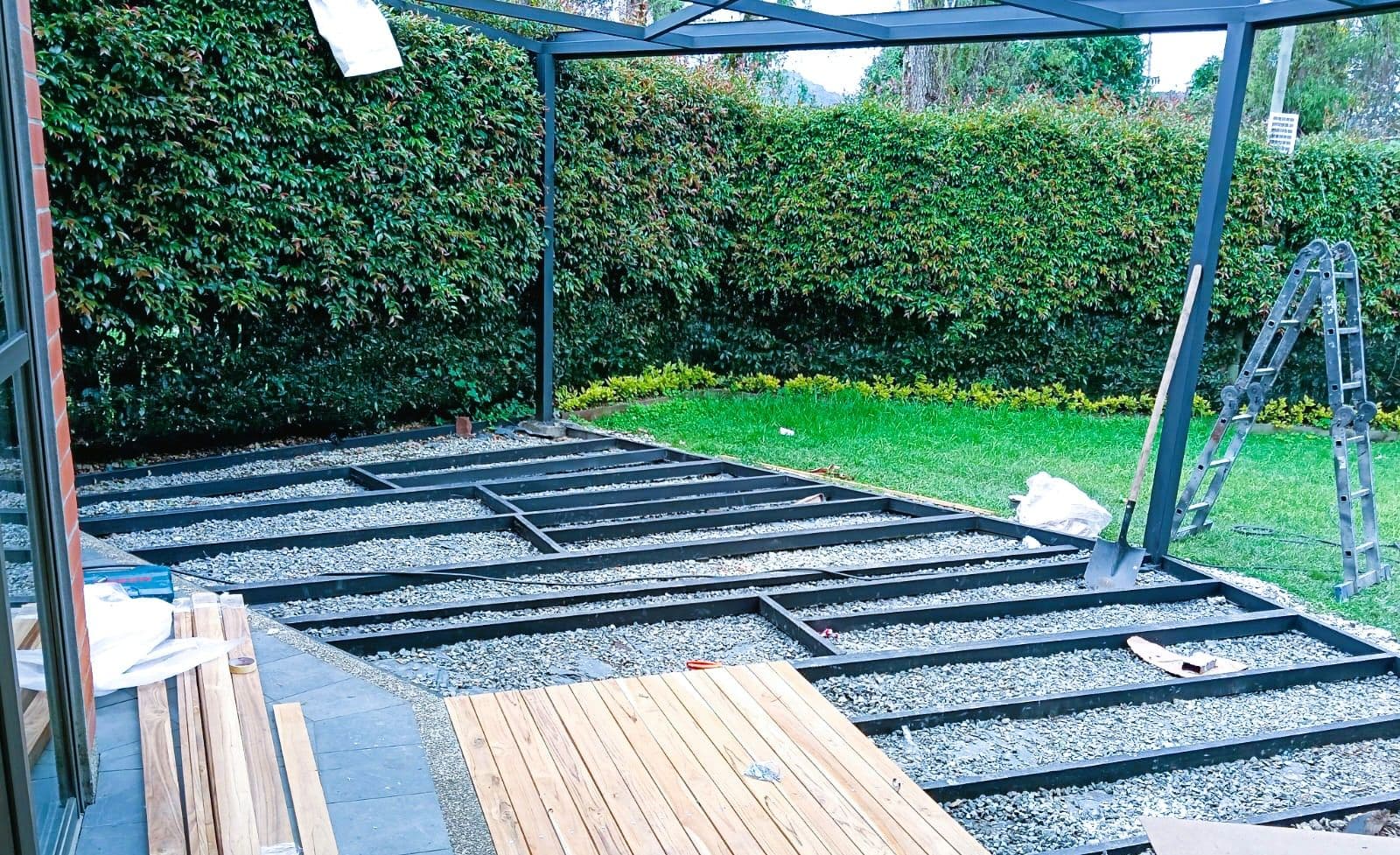 Pérgola con cubierta de vidrio y deck en madera
