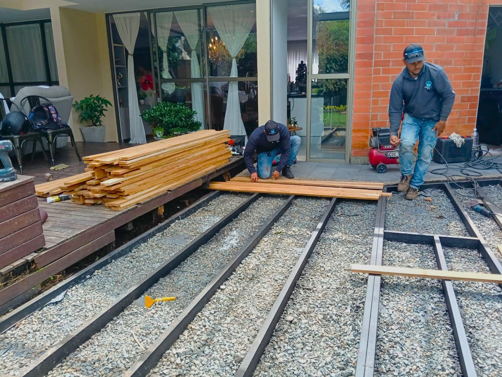 Pérgola con cubierta de vidrio y deck en madera