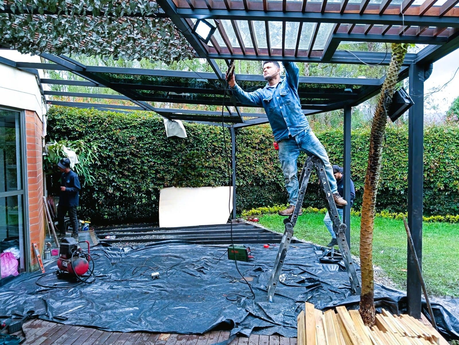 Trabajador instalando estructura de techo