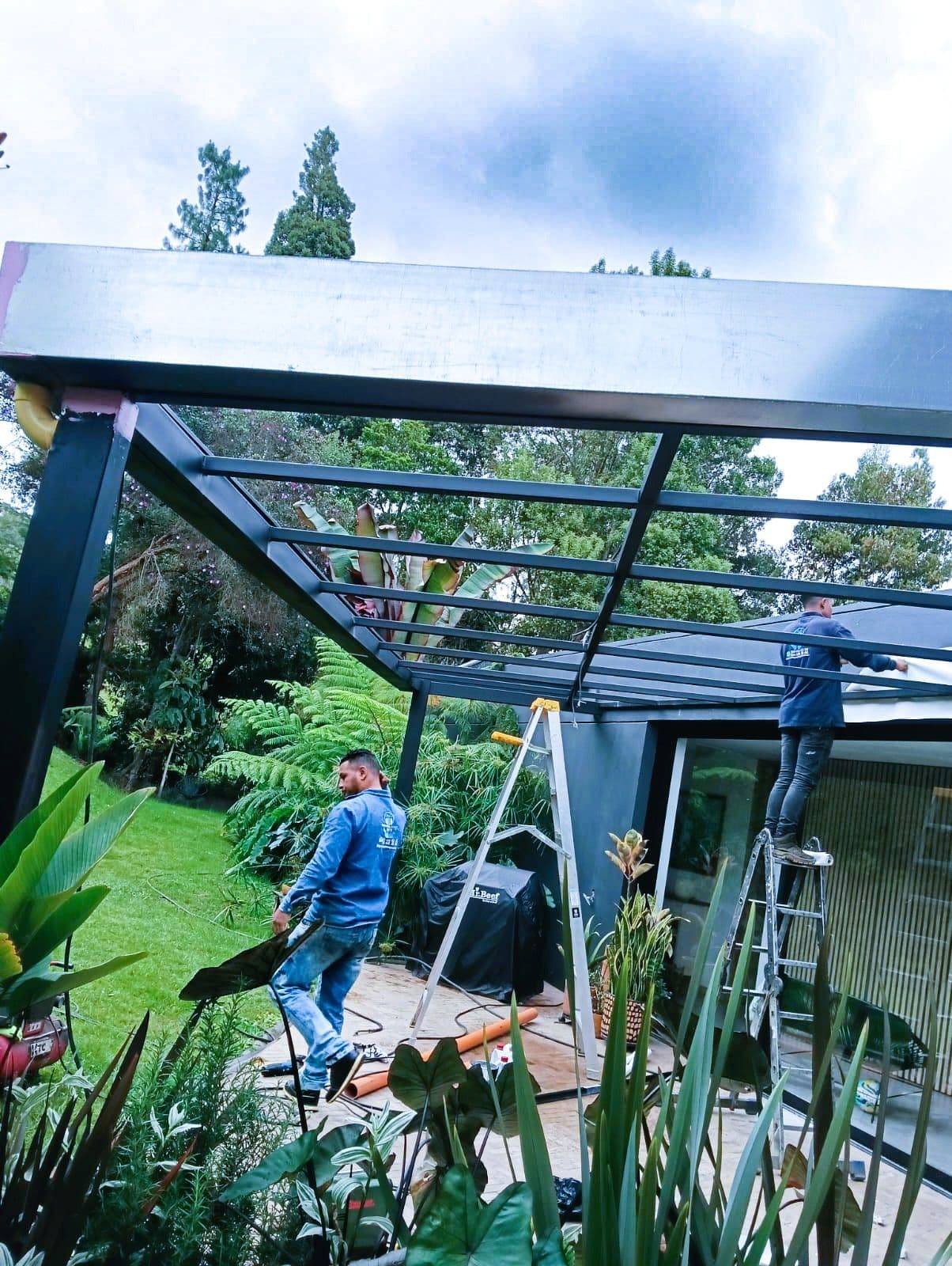 Pérgola con cubierta de vidrio y deck en madera